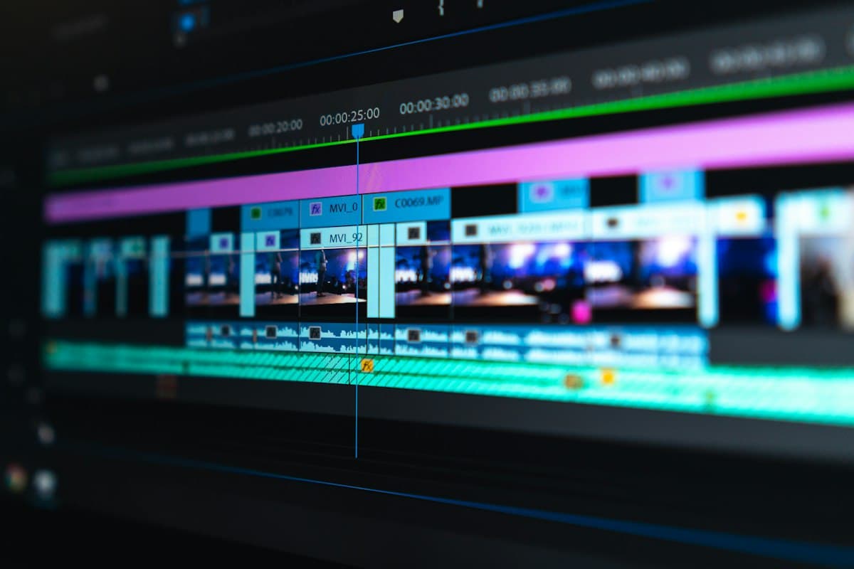 Poste de montage vidéo avec un écran et un clavier